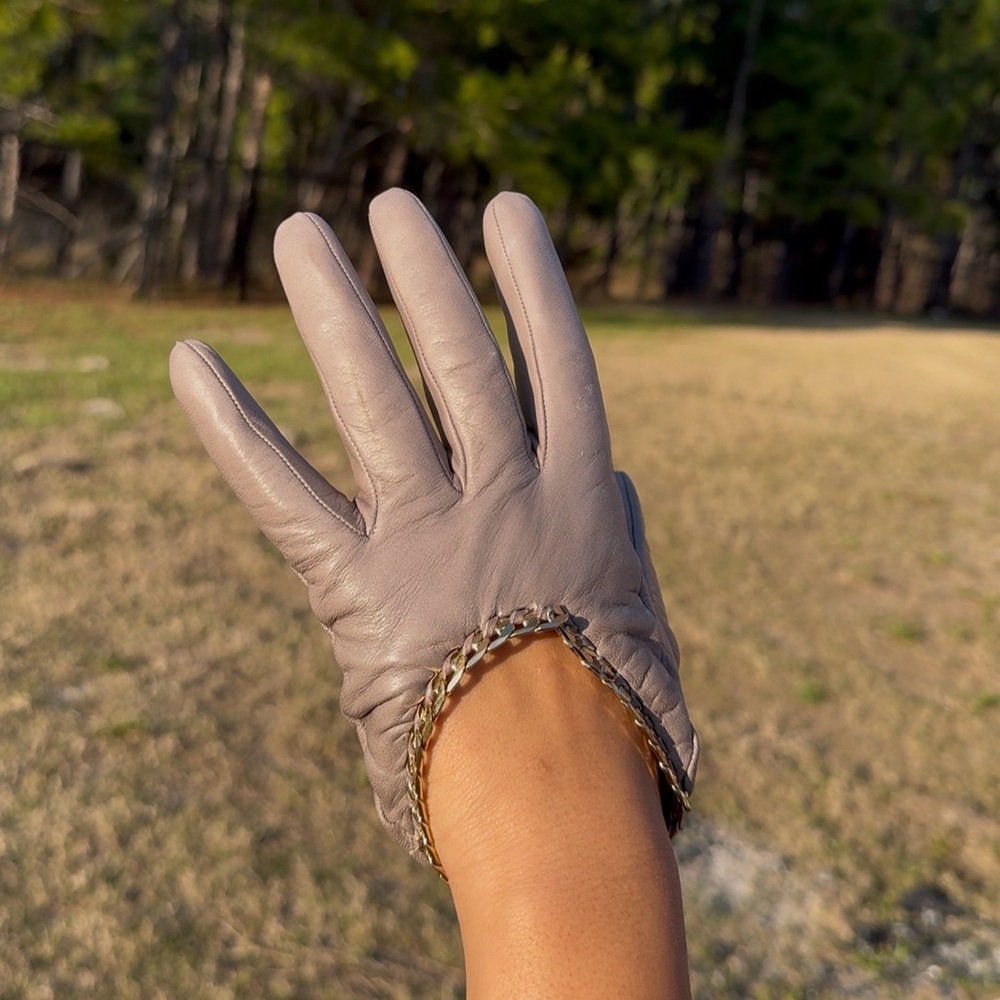 Henri Bendel Taupe Leather Gloves with Gold Chain - Picture 6 of 7